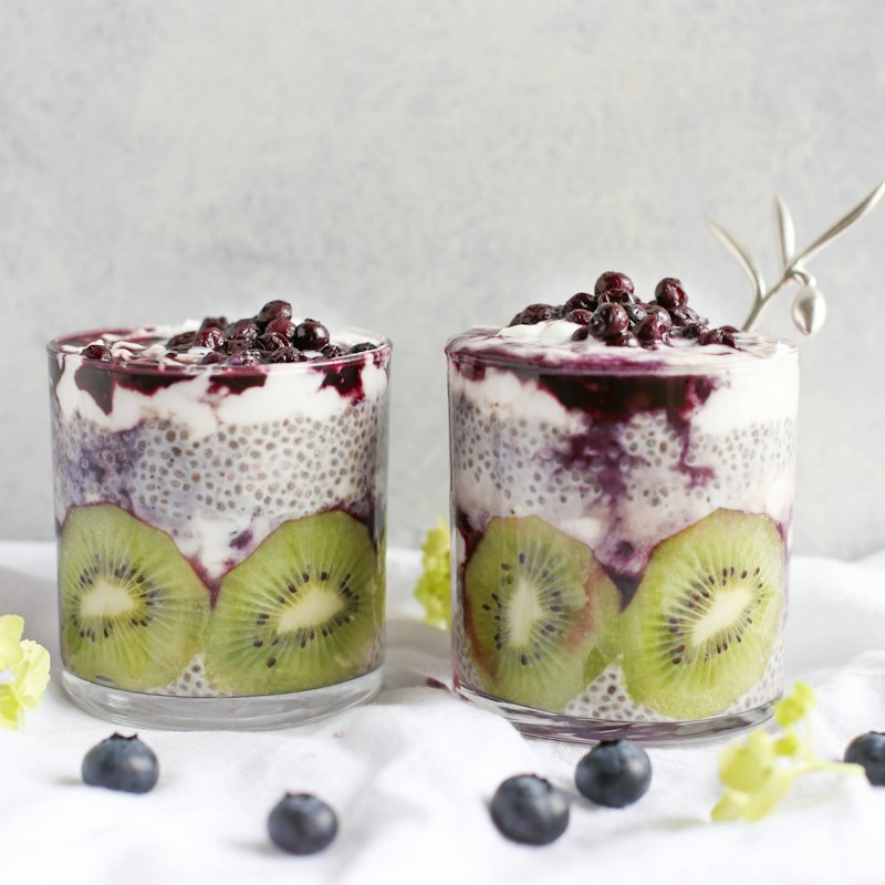 Pudim de chia com kiwi e mirtilos